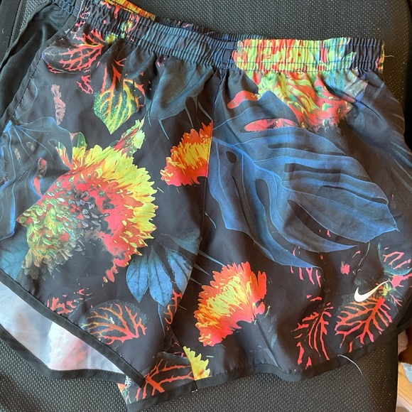 Large juniors Nike Shorts - Picture 2 of 2